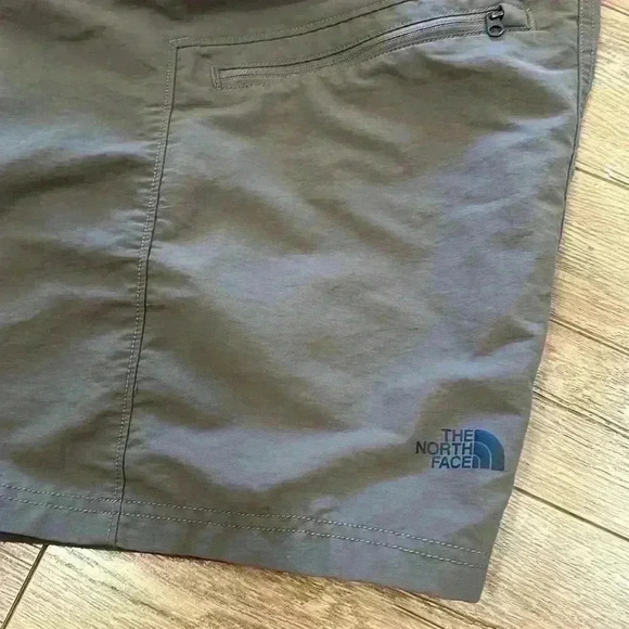 THE NORTH FACE Men’s Shorts Size XXL in Excellent Condition - Picture 2 of 6